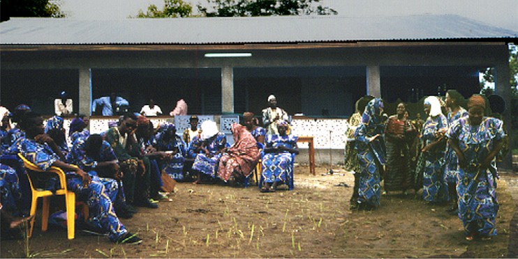 Frauen tanzen zur Einweihung der Gesundheitsstation in Dassa. (Foto: Ulrich Harsch) 