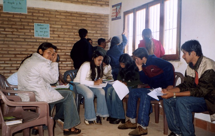 Gruppenarbeit im Rahmen der Ausbildung von Jugendaufklärer/innen im Zentrum (Fotos: Fundacion Ricardo Boettner, Paraguay)