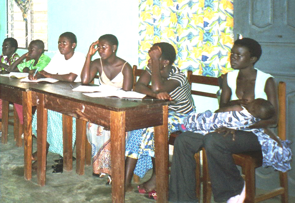 Junge ledige Mütter in Togo, die die Schule wegen ungewollter, unehelicher Schwangerschaft und Geburt abgebrochen haben, lassen sich in einem Projekt von Lebenschancen für die Aufklärung von Gleichaltrigen ausbilden. (Foto: Susanne Steuer)